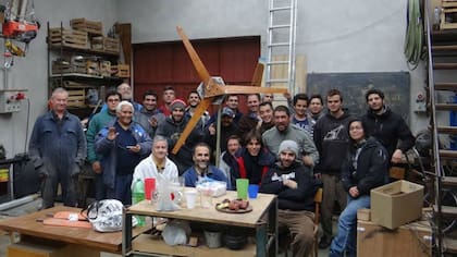 Ingenieros, técnicos locales, estudiantes y beneficiarios fabricaron un aerogenerador en el Centro Atómico Bariloche