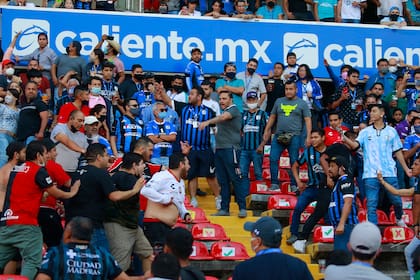 Desafíos cara a cara, que derivaron en la gresca masiva y la suspensión del encuentro a los 15 minutos del segundo tiempo.