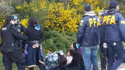 Gran cantidad de efectivos de la Policía Federal y de Prefectura realizaron el desalojo