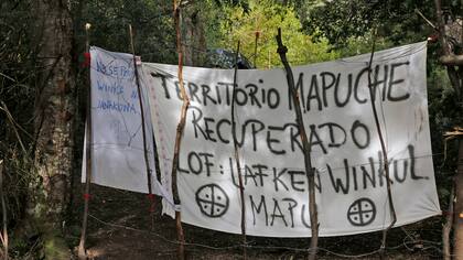 Desalojan en Bariloche un predio de Parques Nacionales tomado por la RAM frente al lago Mascardi