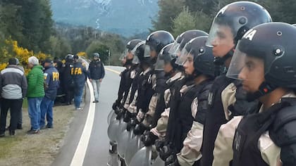Efectivos apostados durante el desalojo del predio tomado