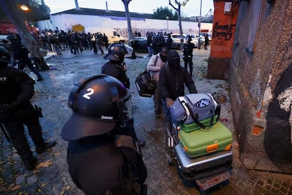 Desalojaron a cientos de inmigrantes cerca de Barcelona en un clima cargado de tensión