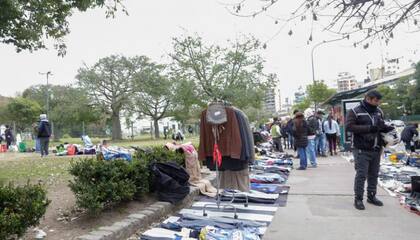 Desalojaron a manteros de Parque Centenario