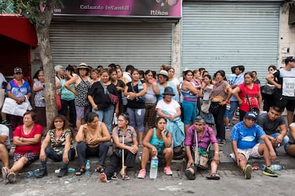 Desalojo de manteros en Liniers: se levantó la totalidad de los puestos y el operativo continúa en la provincia