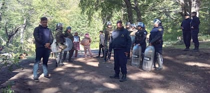 Desalojo del acceso a un terreno que estuvo tomado por los mapuches