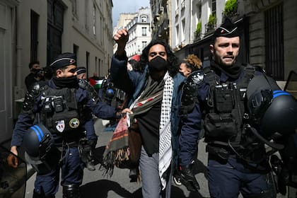 Desalojo en Sciences Po París de los manifestantes propalestinos. (Miguel MEDINA / AFP)