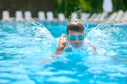 DeSantis promulgó una ley que aumenta el alcance de las clases de natación gratuitas en Florida