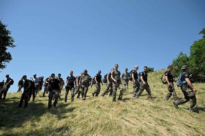 Un total de 80 gendarmes y una decena de soldados especializados en la montaña en las labores de búsqueda, junto a varios equipos caninos y un helicóptero de apoyo