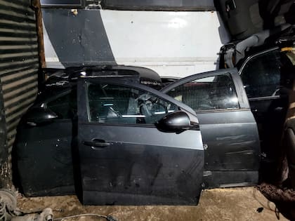 Desarmadero ilegal de autos en La Plata