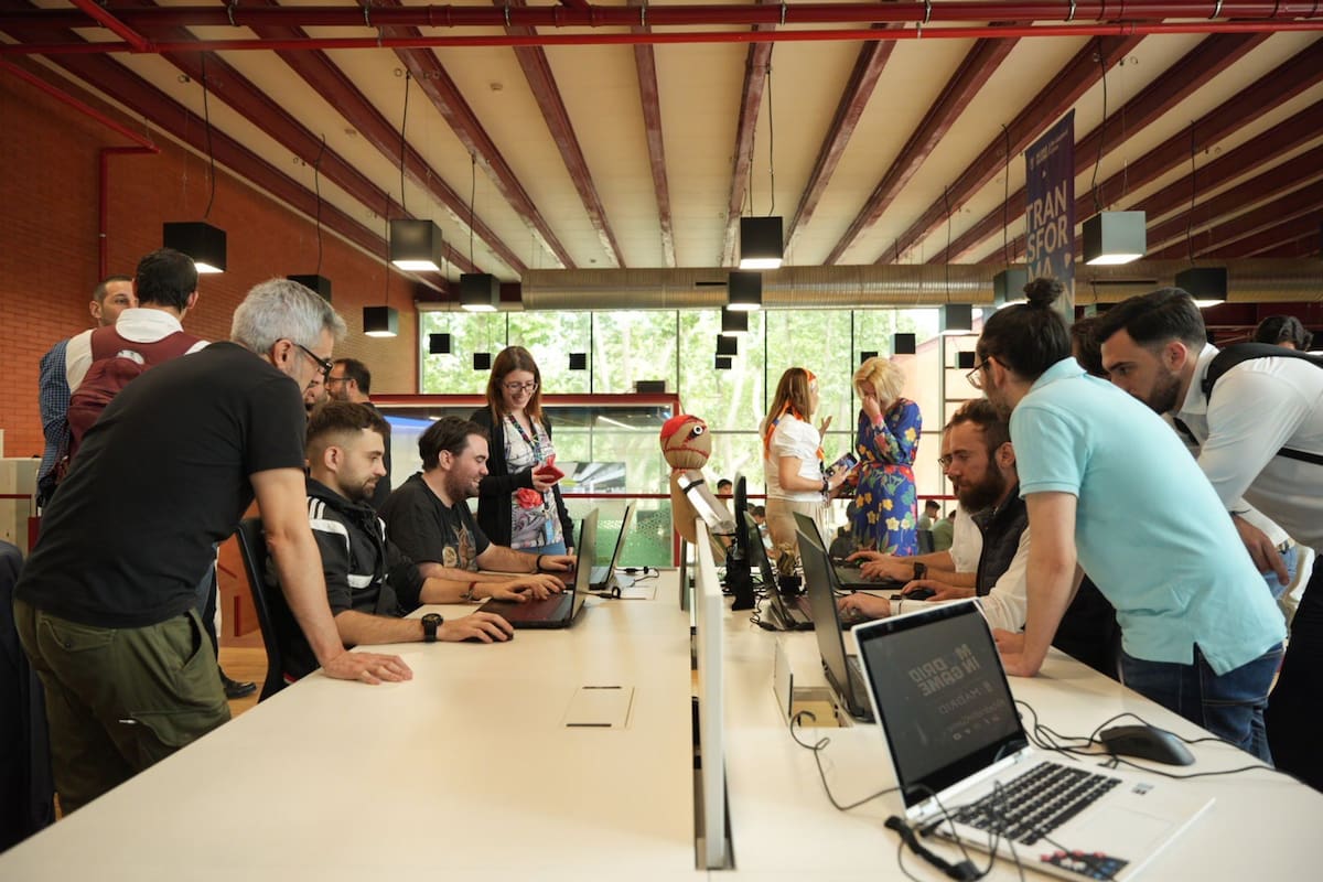 Desarrolladores de tecnología en acción (imagen ilustrativa)