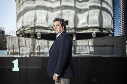 Desarrolló una técnica para detectar gas y petróleo. Creó un centro de investigación sobre el suelo.