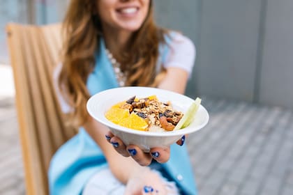 Desayunar antes de ir a trabajar puede ayudar con la eficiencia y la productividad, según una especialista