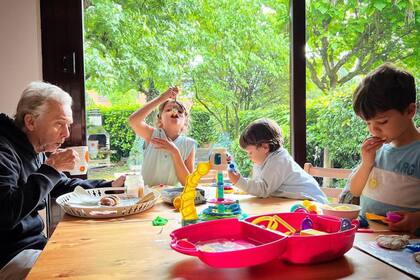 Desayuno con sus nietos más chicos, que viven en los suburbios de Milán.