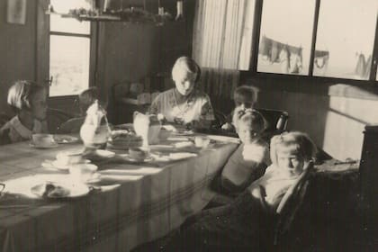 Desayuno de Marta Tomys, primera esposa de Carlos Gesell, y los hijos de ambos