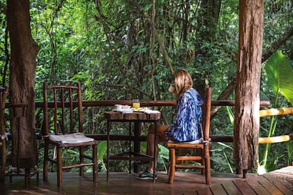 Desayuno en el deck de Aldea de la Selva, en un imponente marco vegetal.