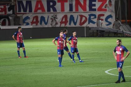 Desazón de los jugadores de San Lorenzo de Almagro, que caen en el Nuevo Gasómetro ante Central Córdoba de Santiago del Estero.
