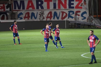 La desazón de los jugadores de San Lorenzo, que cayeron en el Nuevo Gasómetro ante Central Córdoba de Santiago del Estero