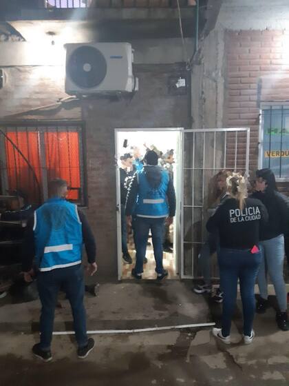 Desbaratan un garito en el Barrio Bermejo, de Villa Lugano