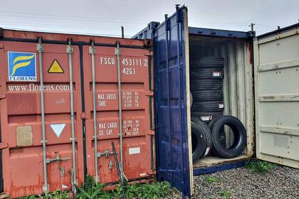 Desbaratan una red que vendía neumáticos de contrabando y secuestran más de 8500 ruedas