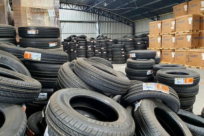 Desbaratan una red que vendía neumáticos de contrabando