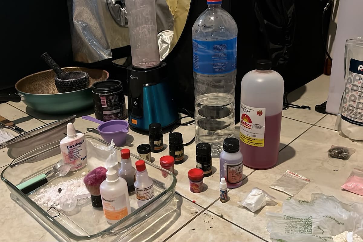 Desbarataron en Villa Crespo una cocina de drogas sintéticas montada por un dealer venezolano