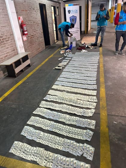 Desbarataron una banda que conseguía dólares a valor oficial y luego los vendía a una cotización superior en las cuevas porteña