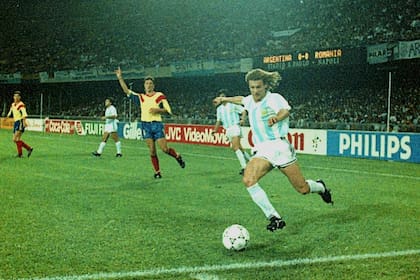 Caniggia en el aire: desborda el "Pájaro" contra Rumania; fue el atacante más desequilibrante de la selección en Italia 90