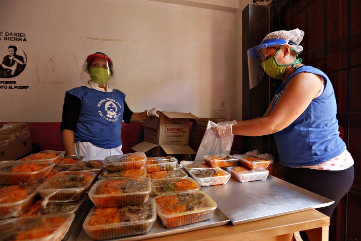 Desbordados y con el virus al acecho. Cómo trabajan los comedores en las villas