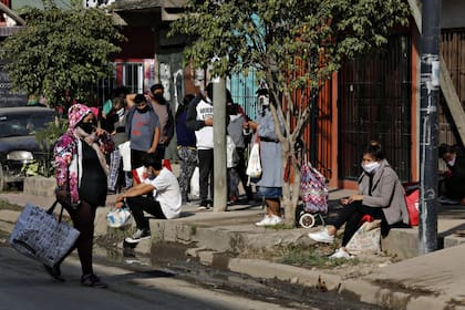 A diario, hombres y mujeres se acercan al comedor para abastecerse con alimentos. Algunos de ellos padecen falta de agua