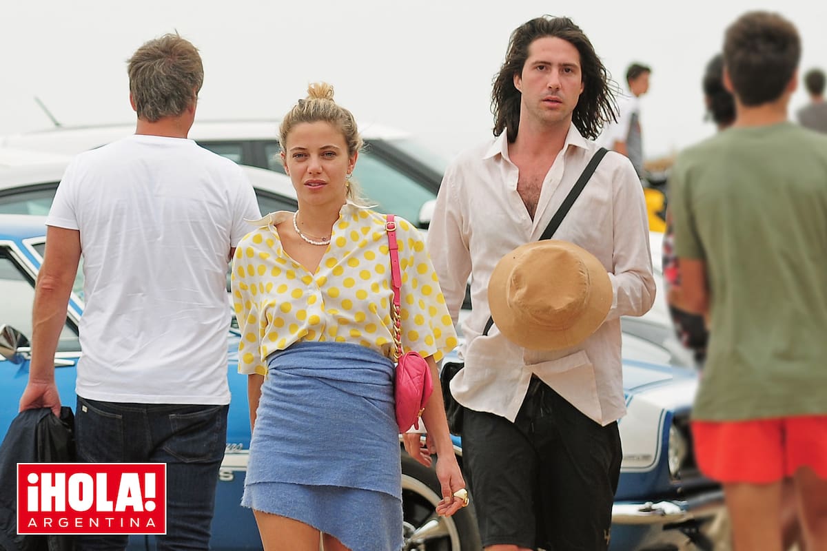 Descalza, con una camisa a lunares y un pareo celeste, Justina Bustos fue fotografiada el domingo 2 de enero con Justo Sánchez Elía al salir del restaurante Popei de José Ignacio.