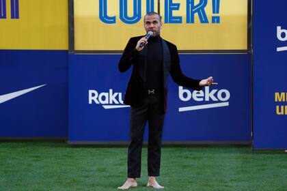 Descalzo, Dani Alves habló ante los aficionados culés en el Camp Nou, en su presentación de regreso a Barcelona.