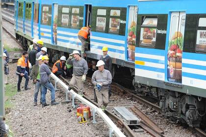 Empleados del ferrocarril trabajan para normalizar el servicio