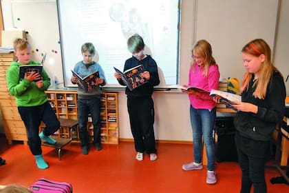 Descalzos: al llegar al mediodía a la escuela, los alumnos se quitan los zapatos para estar más cómodos y como en casa; allí también almuerzan junto a los maestros