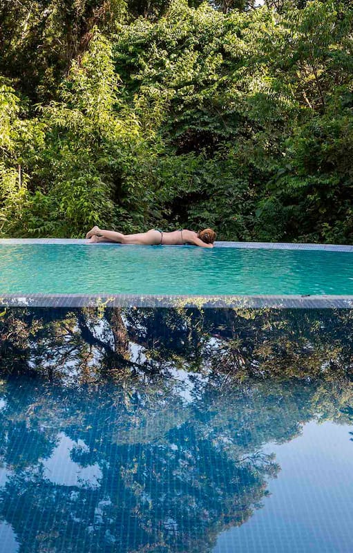 Descanso en la piscina de borde infinito del Moconá Lodge.