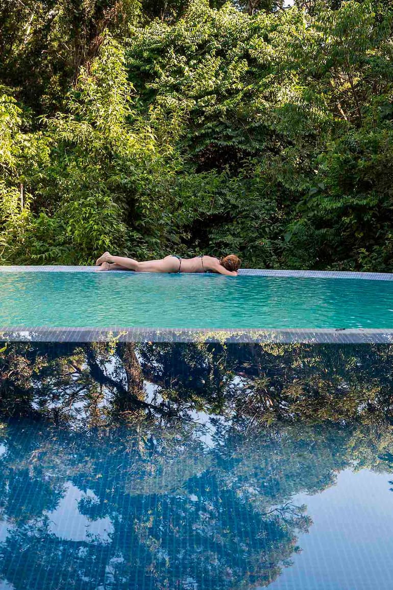 Descanso en la piscina de borde infinito del Moconá Lodge.