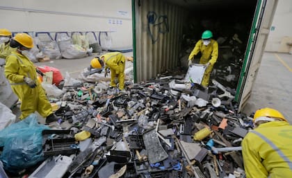 Descarga y clasificación de basura electrónica de un contenedor, recolectada en un basurero de Nairobi, Kenia; los residuos electrónicos son uno de los problemas graves no resueltos de la digitalización
