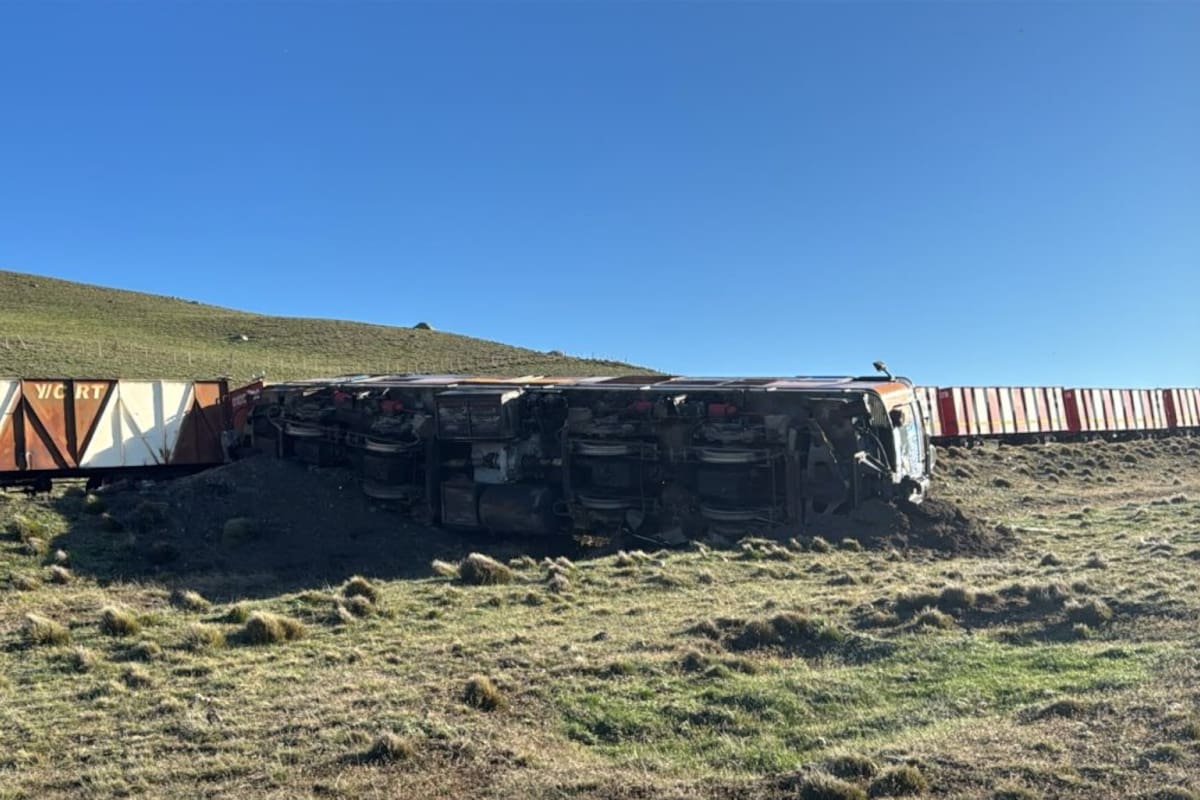 Descarrilaron una locomotora y tres vagones que llevaban carbón en Santa Cruz