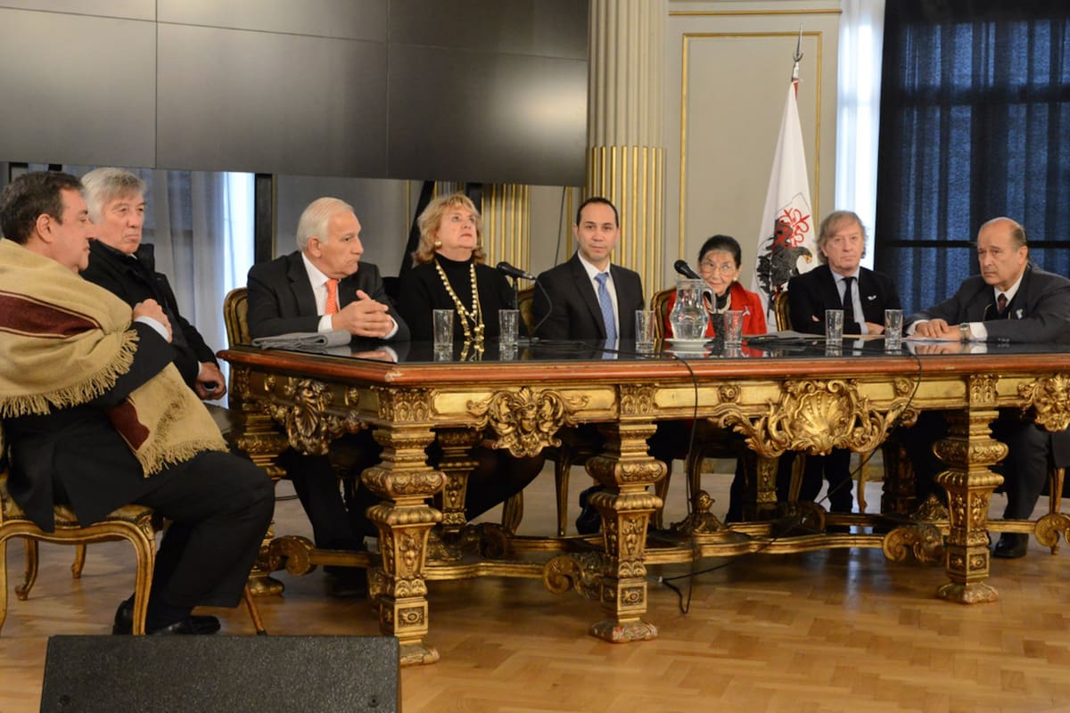 Descendientes de los fundadores de la patria durante una conferencia en la Legislatura Porteña