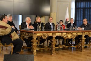 Son descendientes de próceres y se nuclearon en una selecta asociación