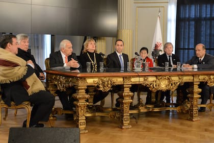 Descendientes de los fundadores de la patria durante una conferencia en la Legislatura Porteña