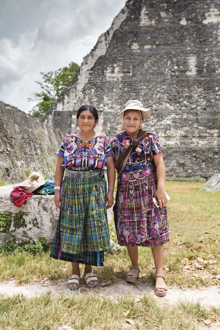 Descendientes de los mayas visitan las ruinas en sus trajes típicos