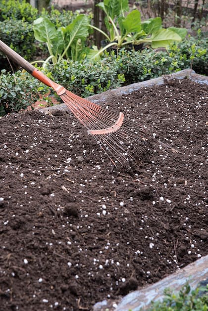 Descompactar y airear el suelo de la huerta, tareas imprescindibles de esta época
