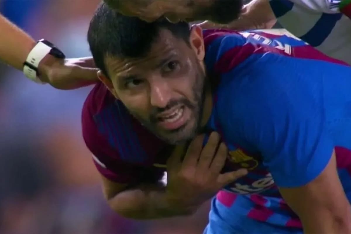 Desconcertado, preocupado, Sergio Agüero siente dolor en el pecho en Barcelona vs. Alavés, el 30 de octubre; por al menos tres meses, habrá sido será su último partido.