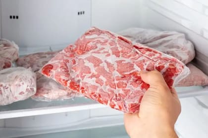 Descongelar carne en minutos: el método simple que todos deberían conocer