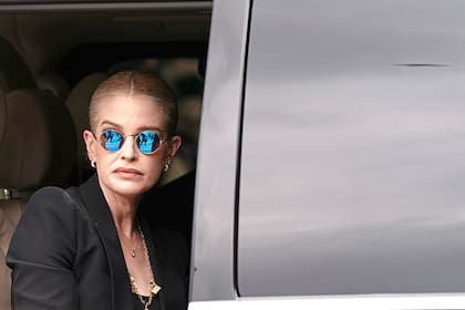 Desconsolada, Kelly Osbourne intenta mantener la compostura ante la mirada de miles de fans y las cámaras de los fotógrafos