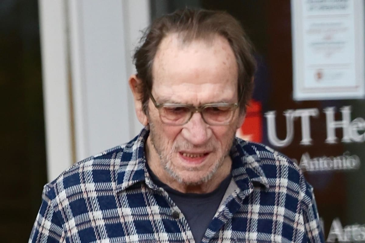 “Desconsolado”: la primera aparición pública de Tommy Lee Jones tras la trágica muerte de su hija