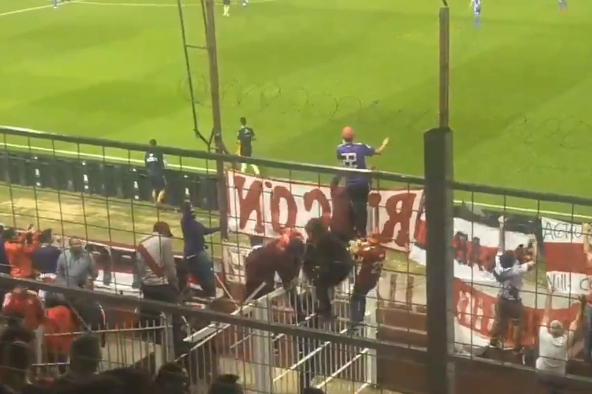 Descontrol en el estadio de Lanús, con hinchas colgándose de los alambrados
