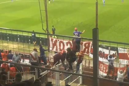 Descontrol en el estadio de Lanús, con hinchas colgándose de los alambrados