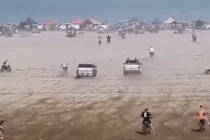 Descontrol en Villa Gesell: dos conductores corrieron picadas en medio de una multitud de gente