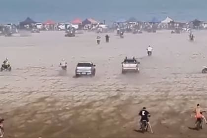 Descontrol en Villa Gesell: dos conductores corrieron picadas en medio de una multitud de gente